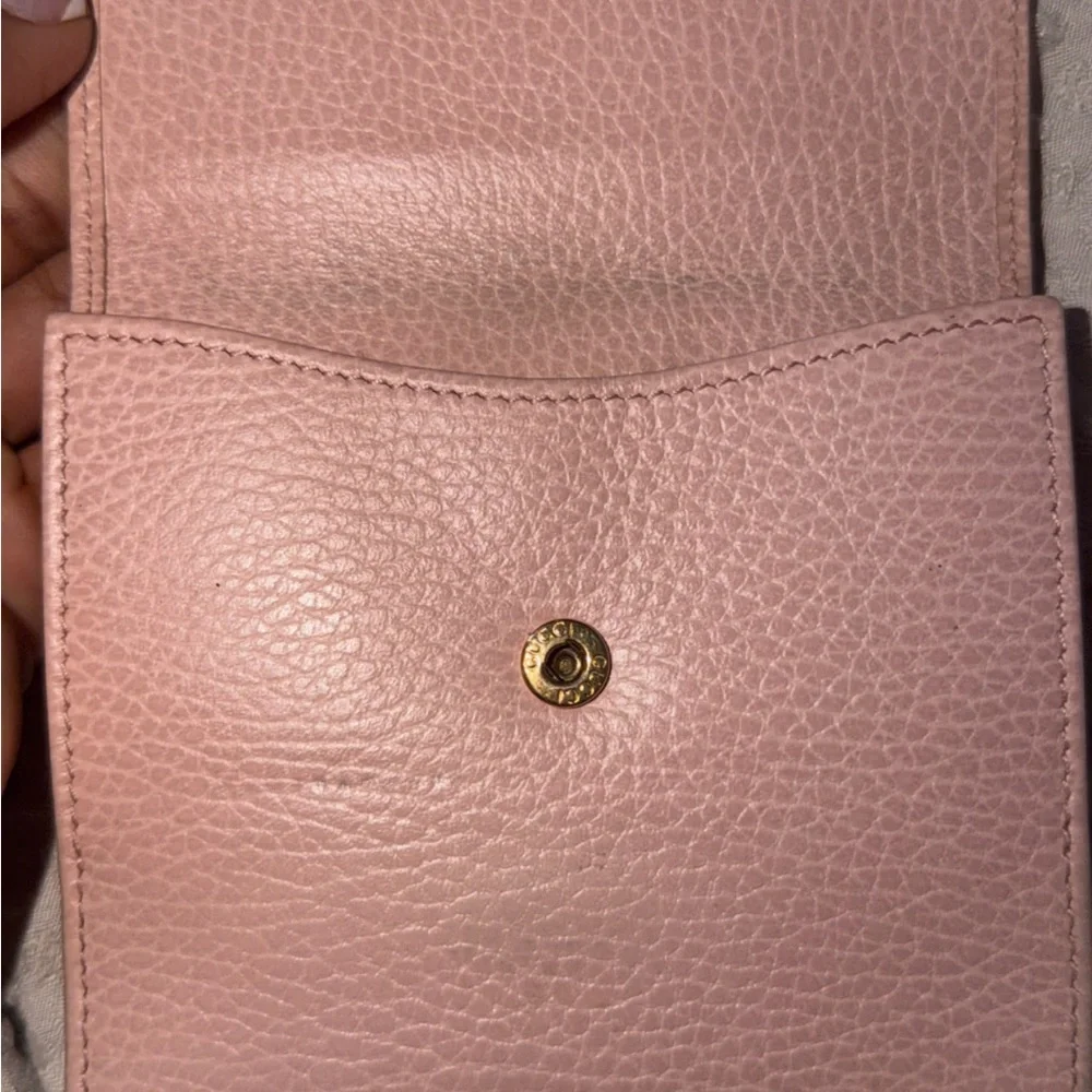 Gucci compact pink